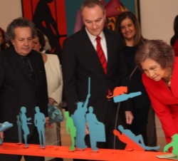 Doña Sofía observa una de las obras en presencia del presidente de la Generalitat Valenciana y el comisario de la exposición